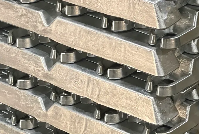 堆疊的鋁合金錠原料，用於製造輕量化連接器面板與專業音響設備機殼。