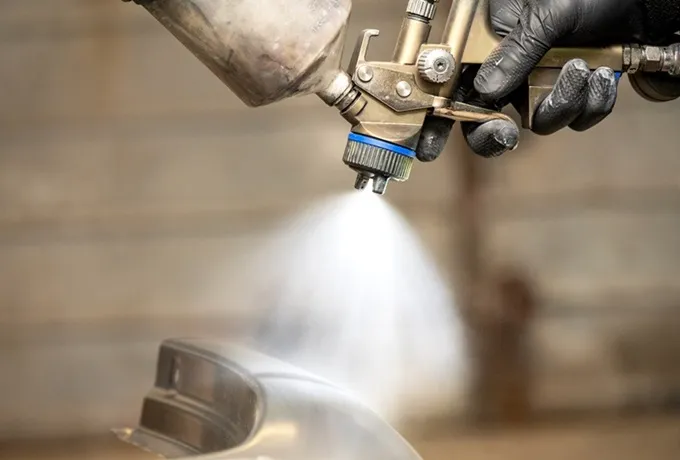 工業噴漆製程正在為專業音響設備外殼施加耐用的塗層。