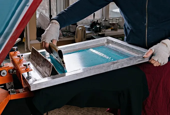 將耐用的標籤與輸入/輸出 (I/O) 標示網版印刷至音訊介面面板與電子機殼上。